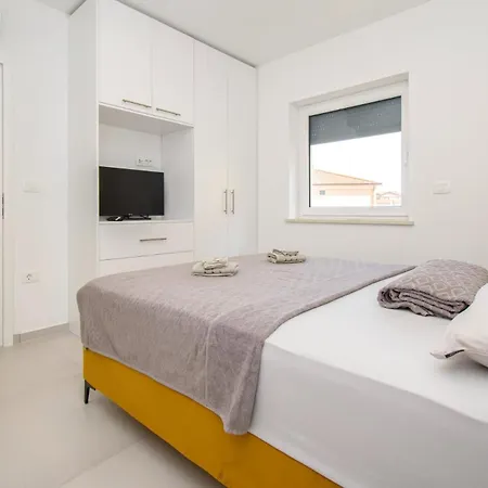 Modern Alisa With A Sea View Apartment Liznjan