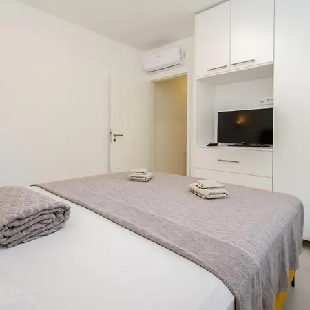 Modern Alisa With A Sea View Apartment Liznjan