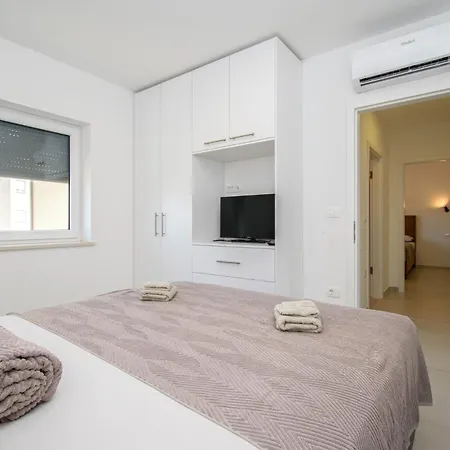 Apartment Modern Alisa With A Sea View Liznjan