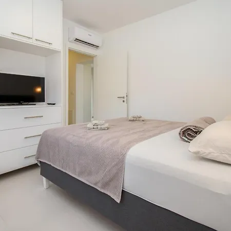 Apartment Modern Alisa With A Sea View Liznjan
