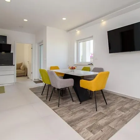 Apartment Modern Alisa With A Sea View Liznjan