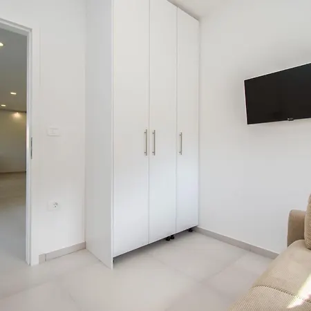 Apartment Modern Alisa With A Sea View Liznjan
